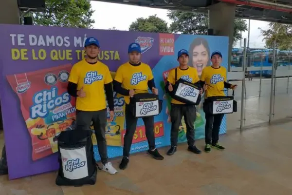 Hombres haciendo una estrategias de activación
