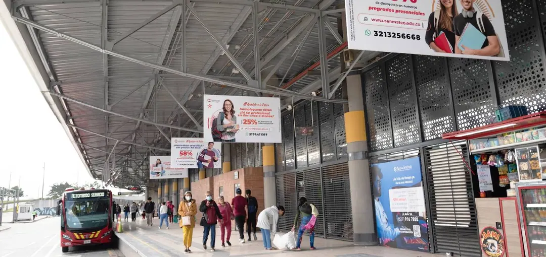 Tips para publicitar tu marca en buses y estaciones de Transmilenio