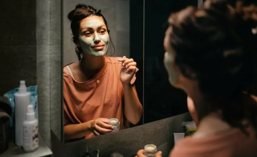 Mujer con una mascarilla en el rostro