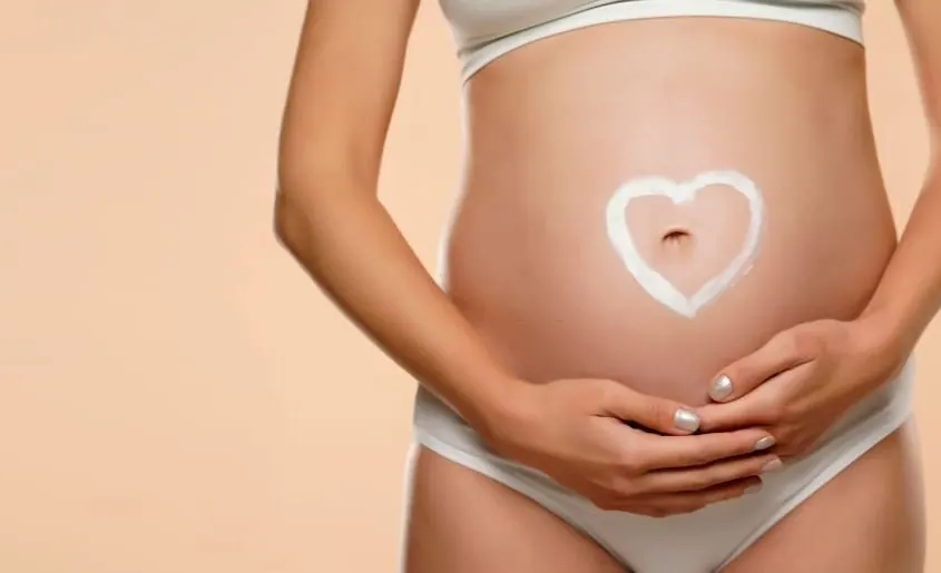 Pancita de una mujer en embarazo
