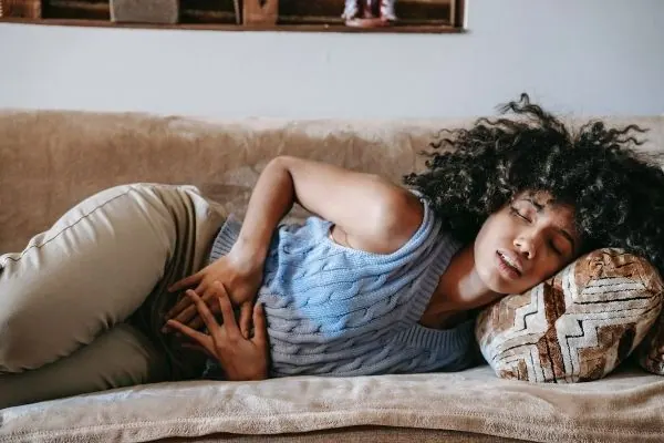 Mujer teniendo dolor intermenstrual