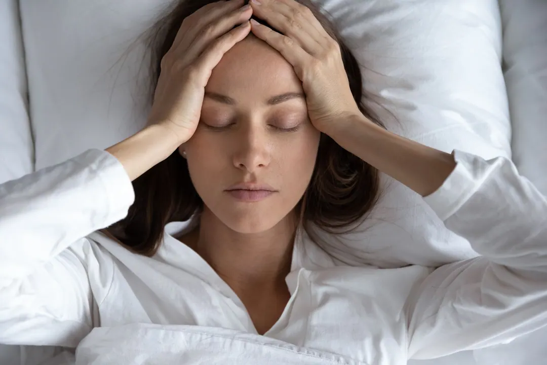 Una persona teniendo migraña