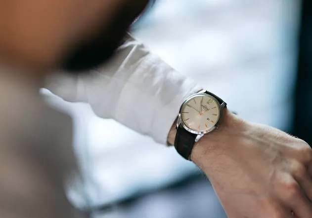 hombre mirando su reloj