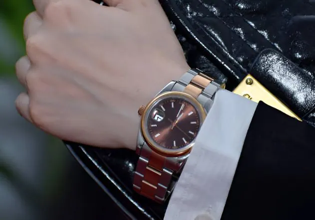 simbolismo del reloj mujer usando un reloj