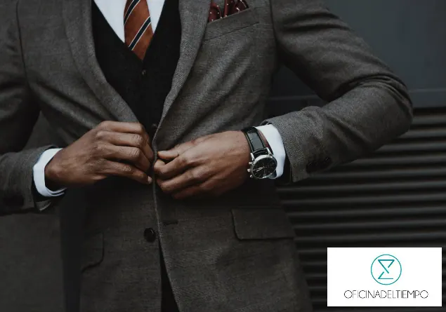 Hombre en traje con su reloj de cuero