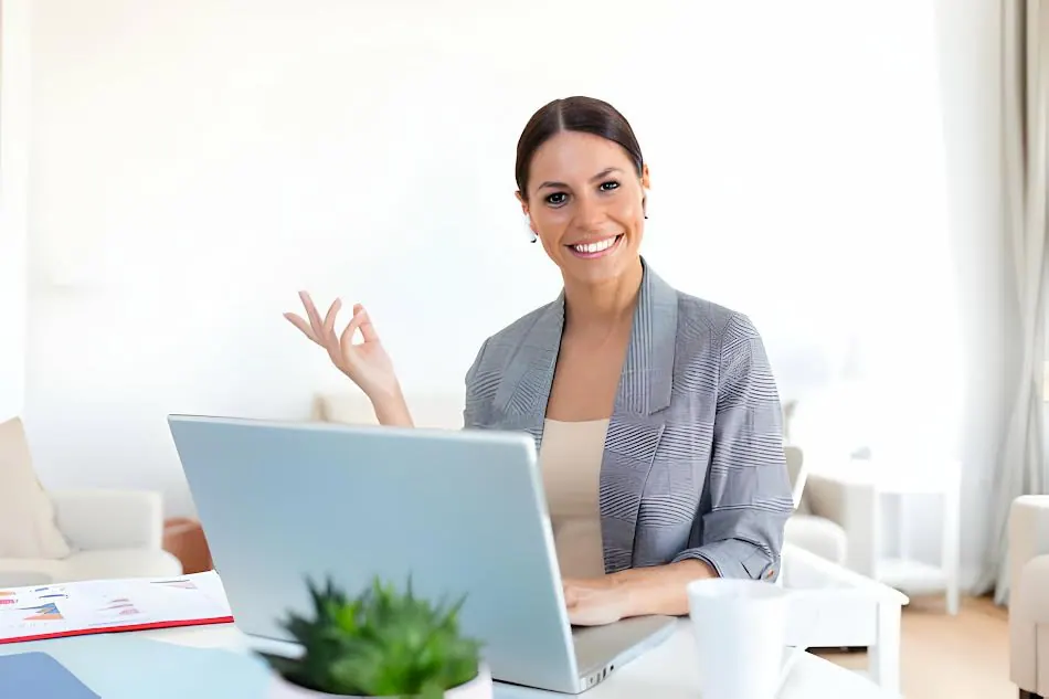 Mujer sonriendo en su computador